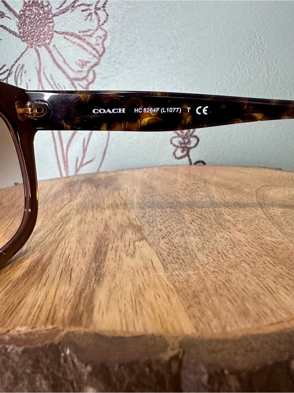 Coach Women’s Sunglasses - Classic Oversized Style - Picture 7 of 9